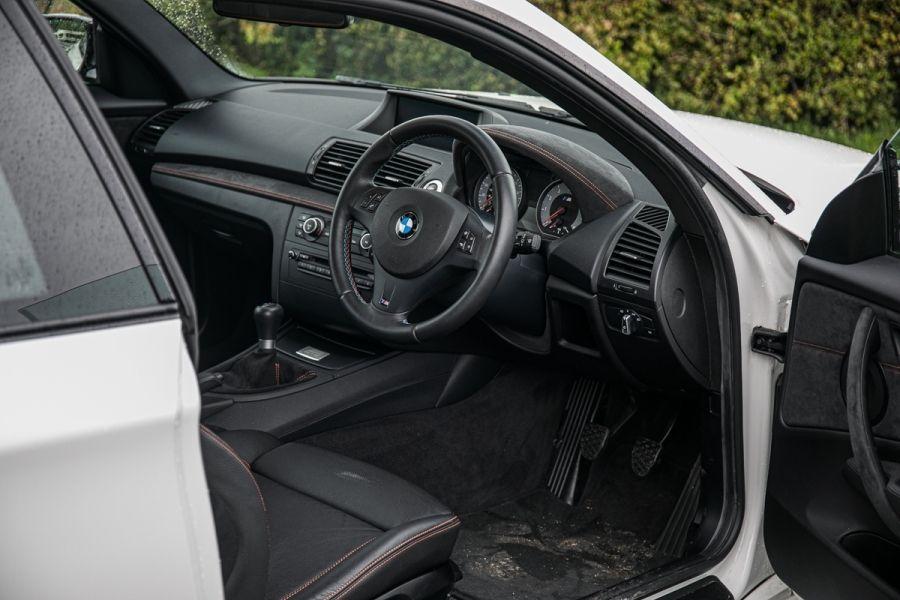 Интерьер BMW 1M Jay Kay Car 2012 года  (UK) (фото 10 из 19)
